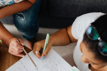 doula helping woman elaborate a birth plan